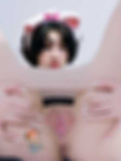 Soyeon - shaved pussy