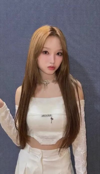 Gowon - shows tits