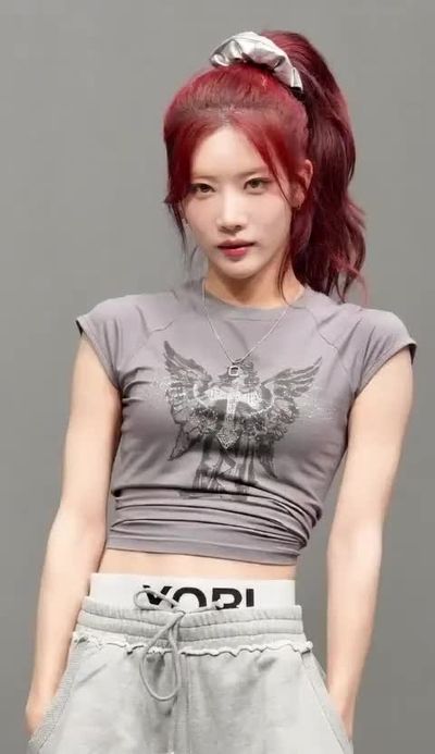 Kim Lip - shows tits