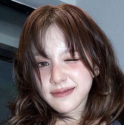 Heejin - shows pussy