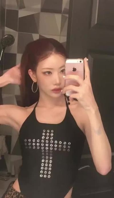 Kim Lip - shows tits
