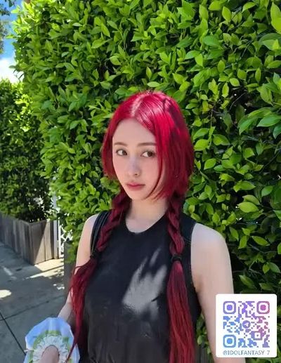 Yunjin - shows boobs