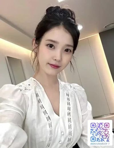 IU - shows boobs