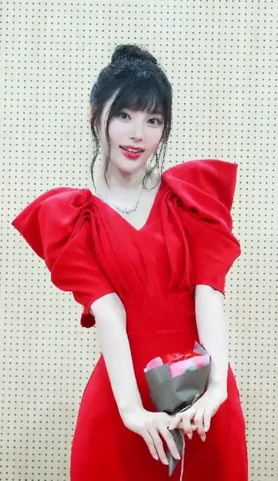 JinSoul - shows boobs