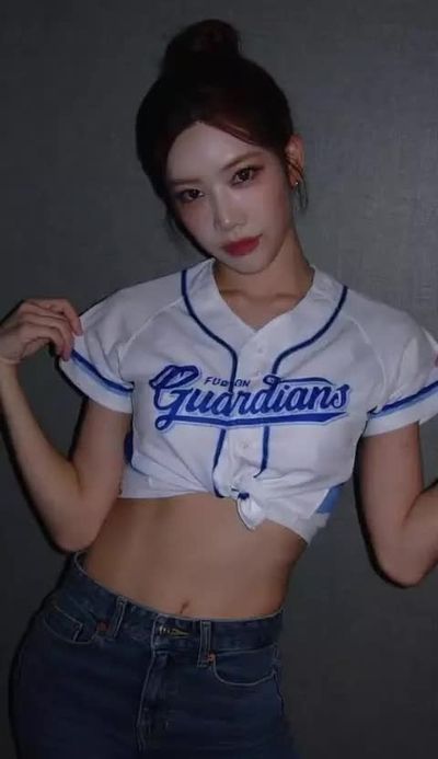 Kim Lip - shows tits