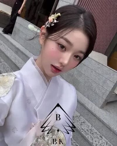 Wonyoung - shows tits