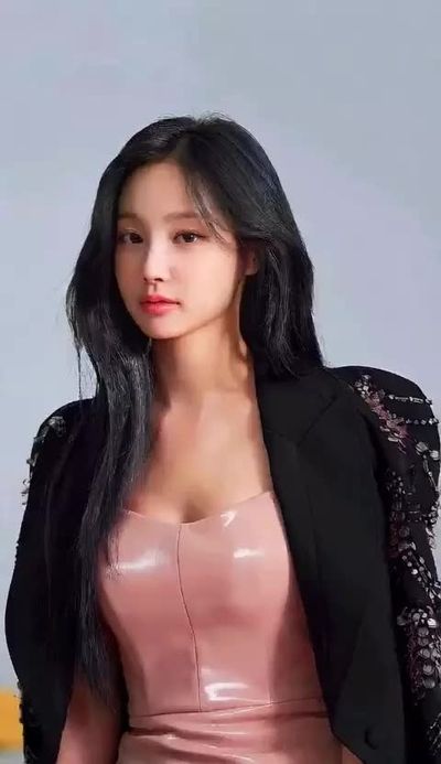 Yeonwoo - shows boobs