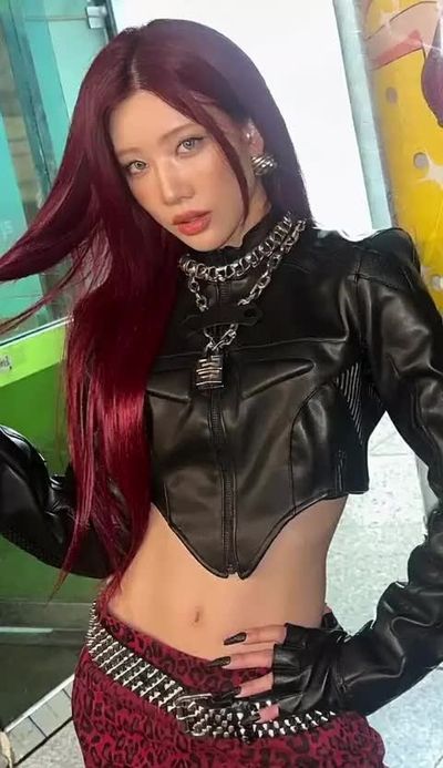 Kim Lip - shows tits