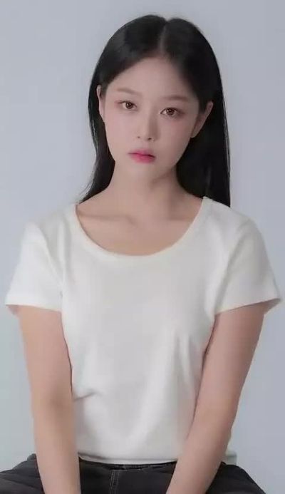 Hyunjin - shows tits