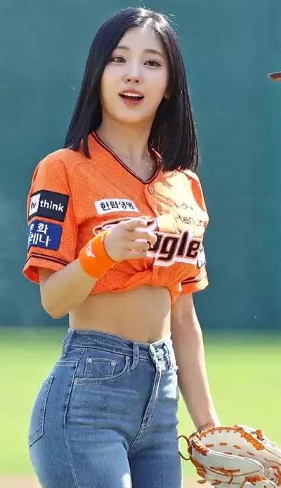 Sohee - shows boobs