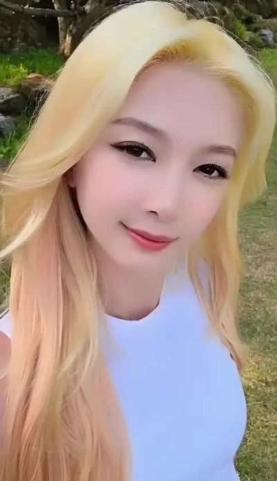 Dami - shows tits