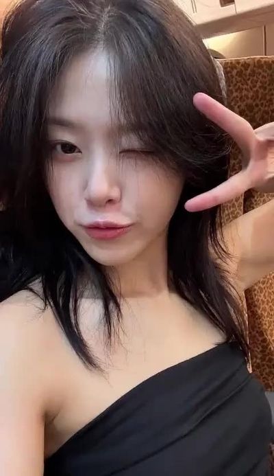 Hyunjin - shows tits