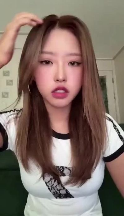 Olivia Hye - shows tits