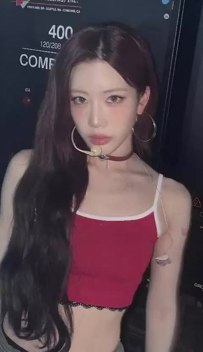 Kim Lip - shows tits