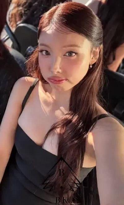 Nayeon - shows tits