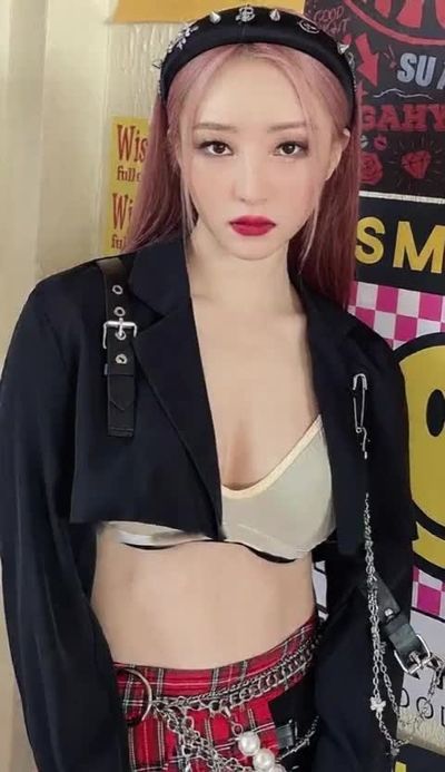 SuA - shows tits