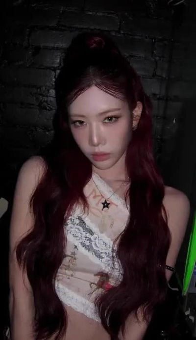 Kim Lip - shows tits