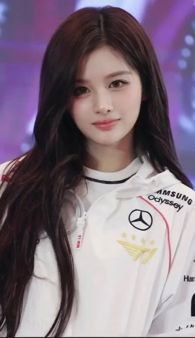 Sullyoon - shows tits
