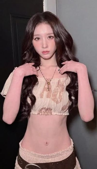 Heejin - shows tits