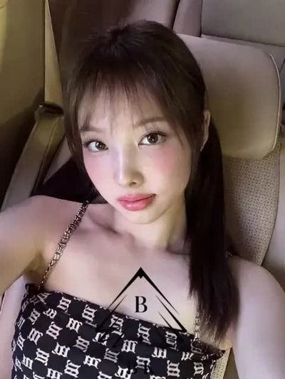 Nayeon - shows tits