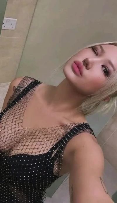 LE - shows tits
