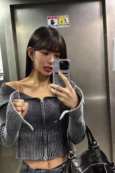 Chaeyoung - shows boobs