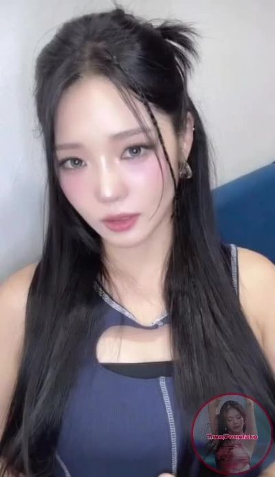 Jisun - shows tits
