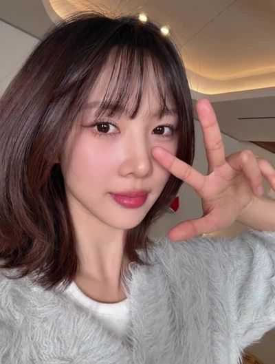 Yoohyeon - shows boobs