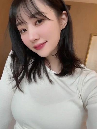 SuA - shows tits