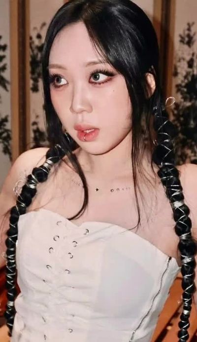 Lee Youngji - shows tits