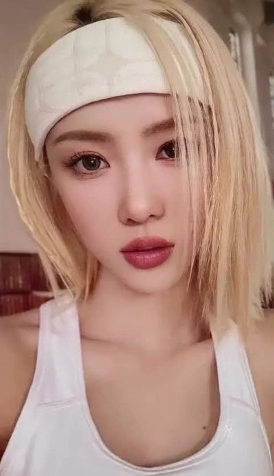 Yoohyeon - shows tits