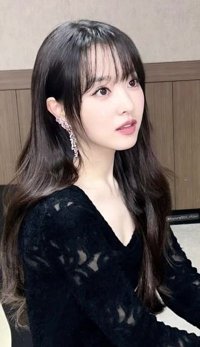 Park Bo-Young - shows tits