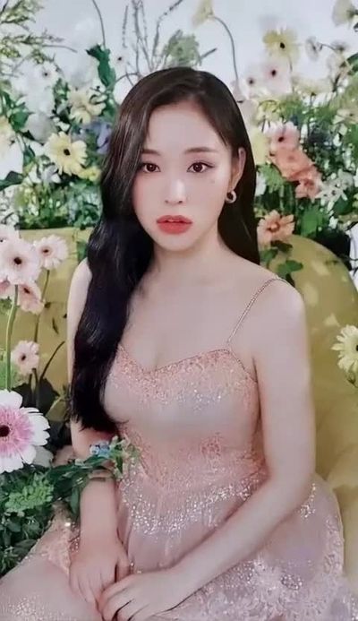 Gahyeon - shows tits