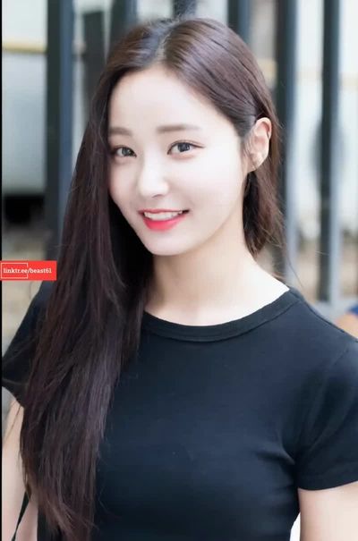 Yeonwoo - shows tits