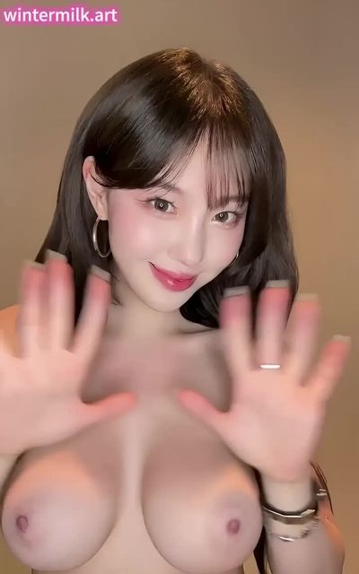 Chaehyun - shows tits