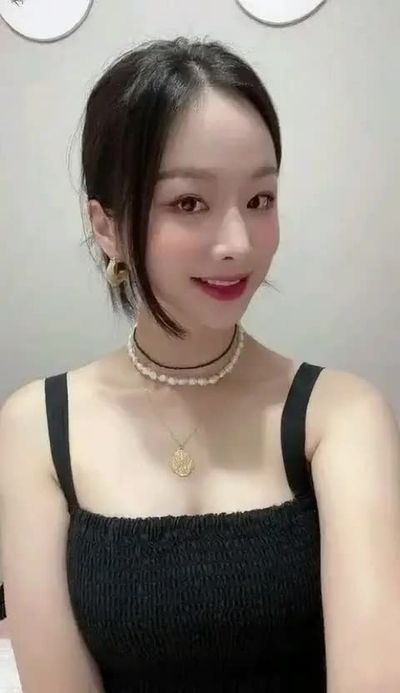 Solji - shows tits