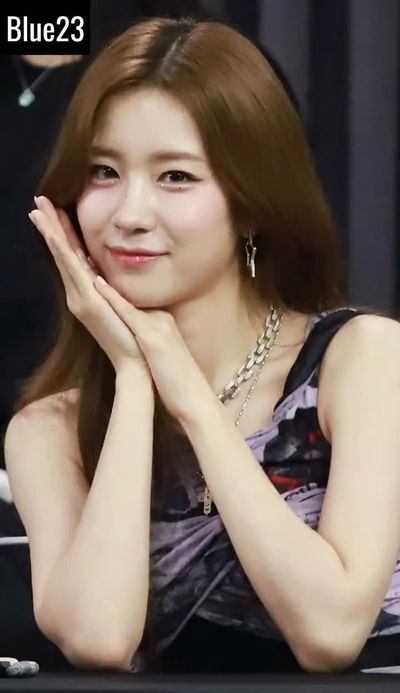 Wooyeon - shows tits