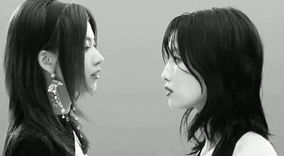 Momo - kissing