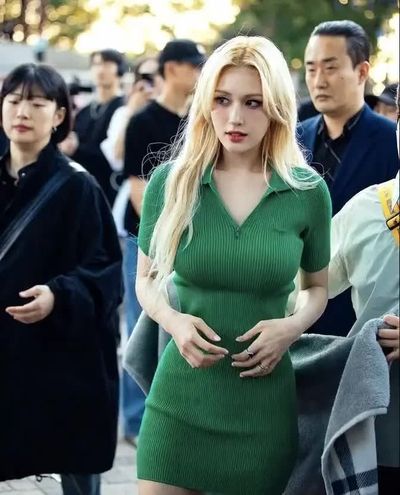 Somi - public masturbation