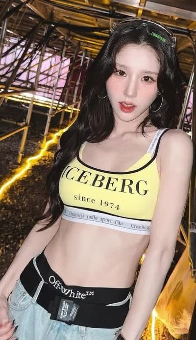 Heejin - shows tits