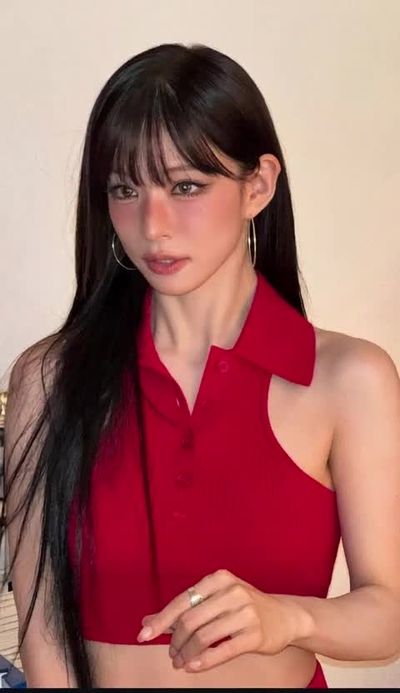 Chaeyoung - shows tits