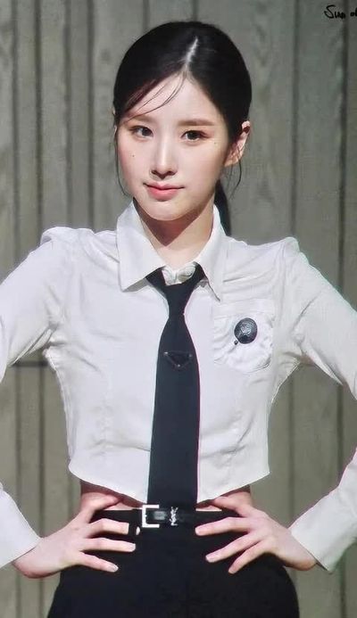 Heejin - shows tits
