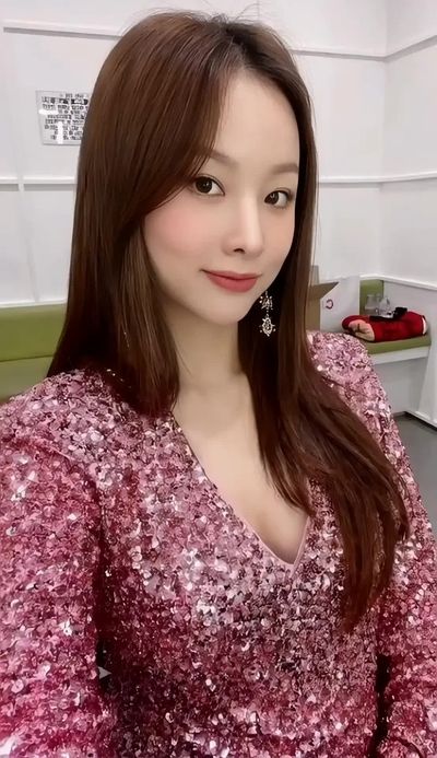 Solji - shows tits