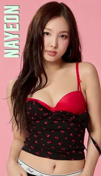 Nayeon - shows tits