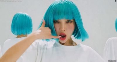 Soyeon - shows boobs