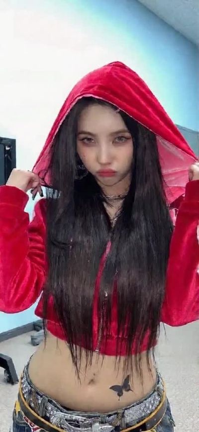 Soyeon - shows boobs