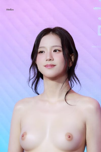 Jisoo - shows tits
