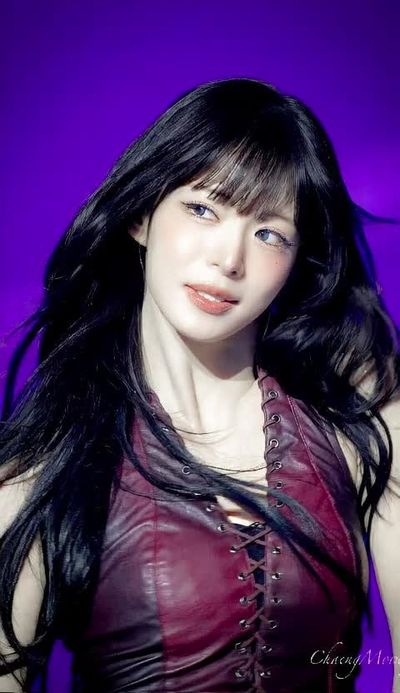 Chaeyoung - shows tits