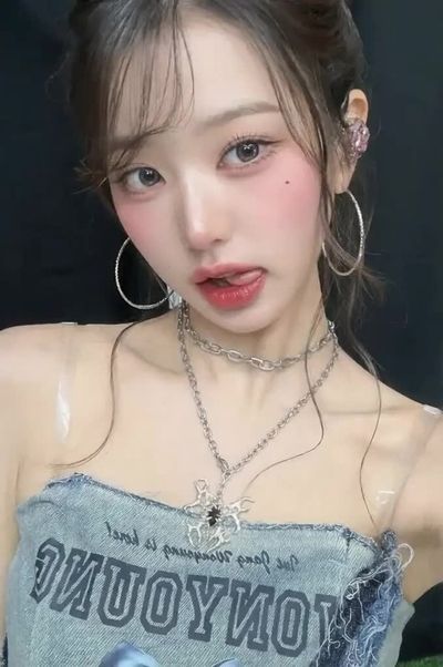 Wonyoung - shows tits