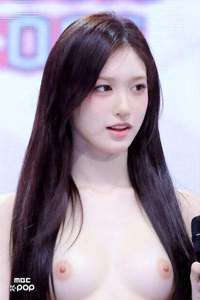Leeseo - shows tits
